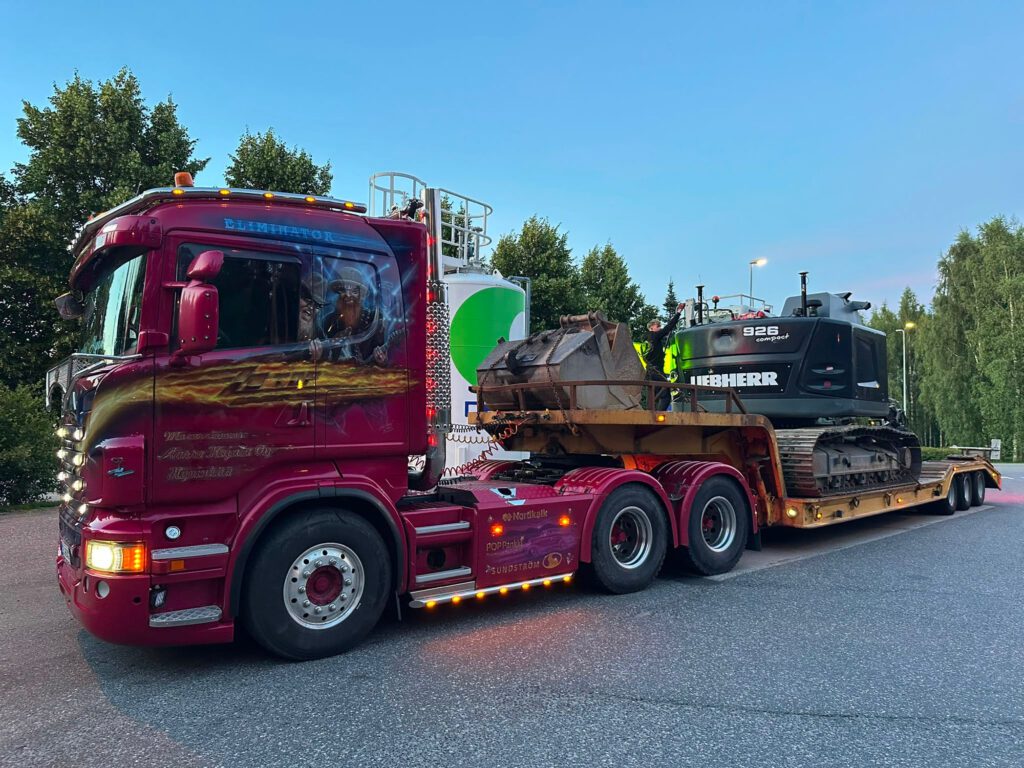 Scania-lavetti kuljettaa Liebherr 926 -kaivinkonetta – lavettikuljetus Hyvinkää