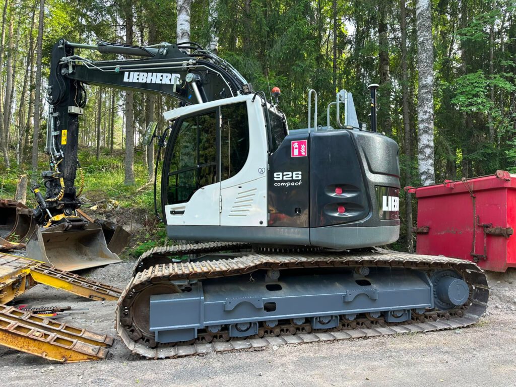 Liebherr 926 Compact -telakaivinkone valmiina konesiirtoon